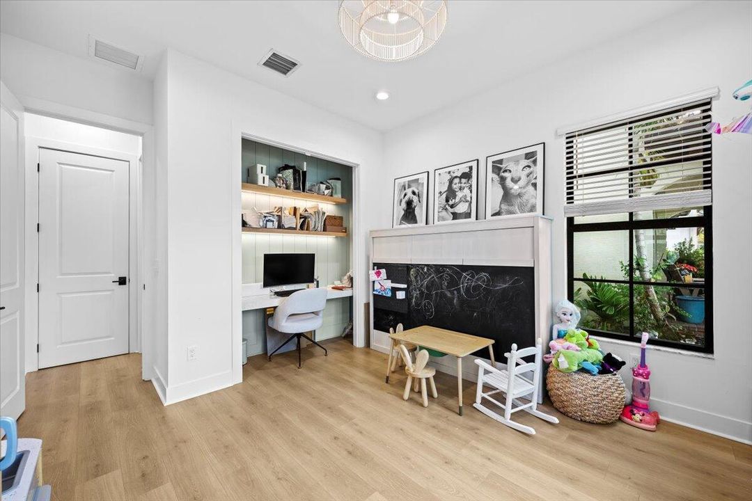 Под контрактом: $1,499,999 (4 спален, 3 ванн, 2772 Квадратных фут)