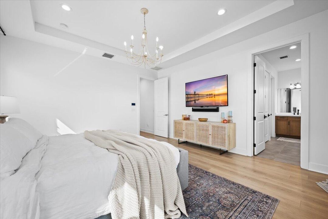 Под контрактом: $1,499,999 (4 спален, 3 ванн, 2772 Квадратных фут)