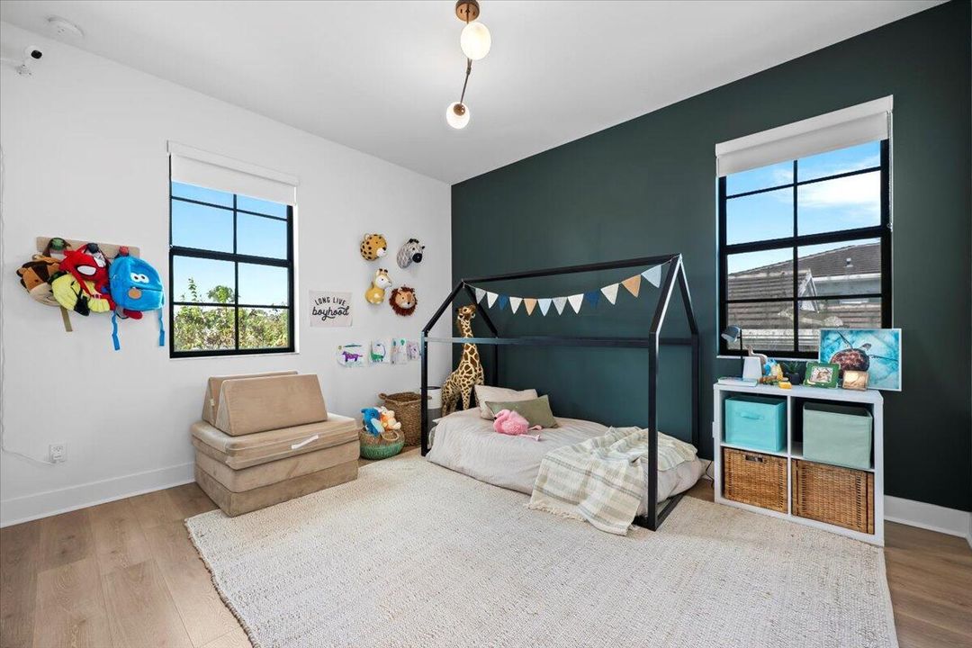 Под контрактом: $1,499,999 (4 спален, 3 ванн, 2772 Квадратных фут)