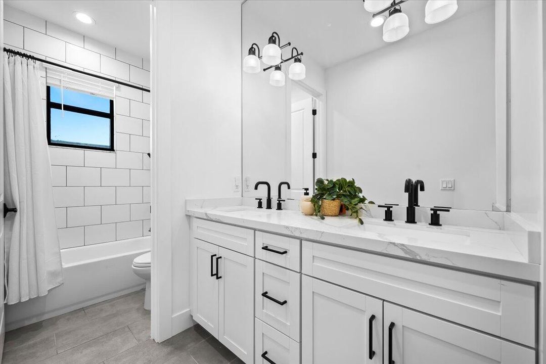 Под контрактом: $1,499,999 (4 спален, 3 ванн, 2772 Квадратных фут)