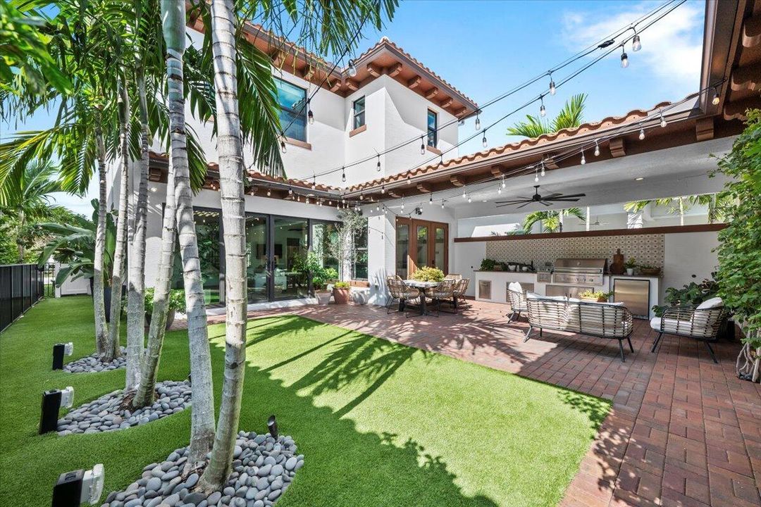 Под контрактом: $1,499,999 (4 спален, 3 ванн, 2772 Квадратных фут)