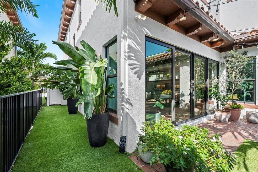 Под контрактом: $1,499,999 (4 спален, 3 ванн, 2772 Квадратных фут)