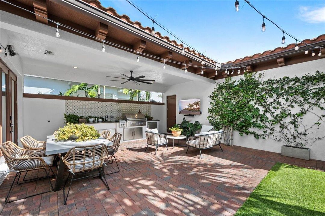 Под контрактом: $1,499,999 (4 спален, 3 ванн, 2772 Квадратных фут)