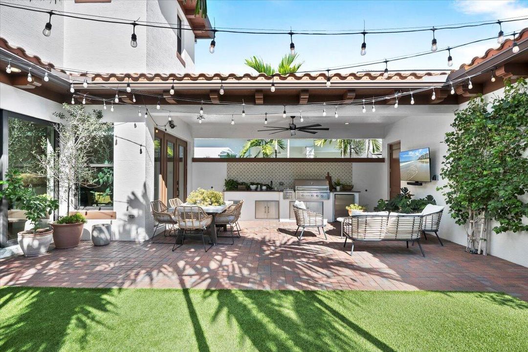 Под контрактом: $1,499,999 (4 спален, 3 ванн, 2772 Квадратных фут)