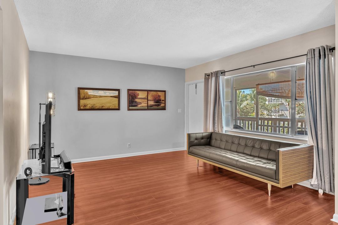 На продажу: $249,900 (2 спален, 1 ванн, 941 Квадратных фут)