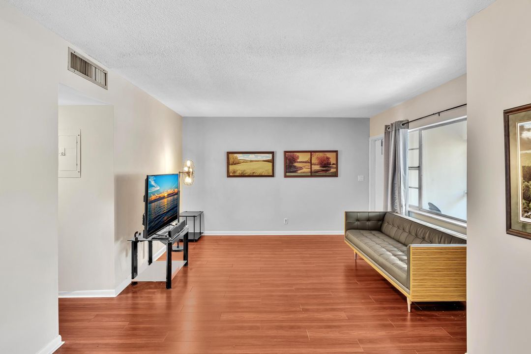 На продажу: $249,900 (2 спален, 1 ванн, 941 Квадратных фут)