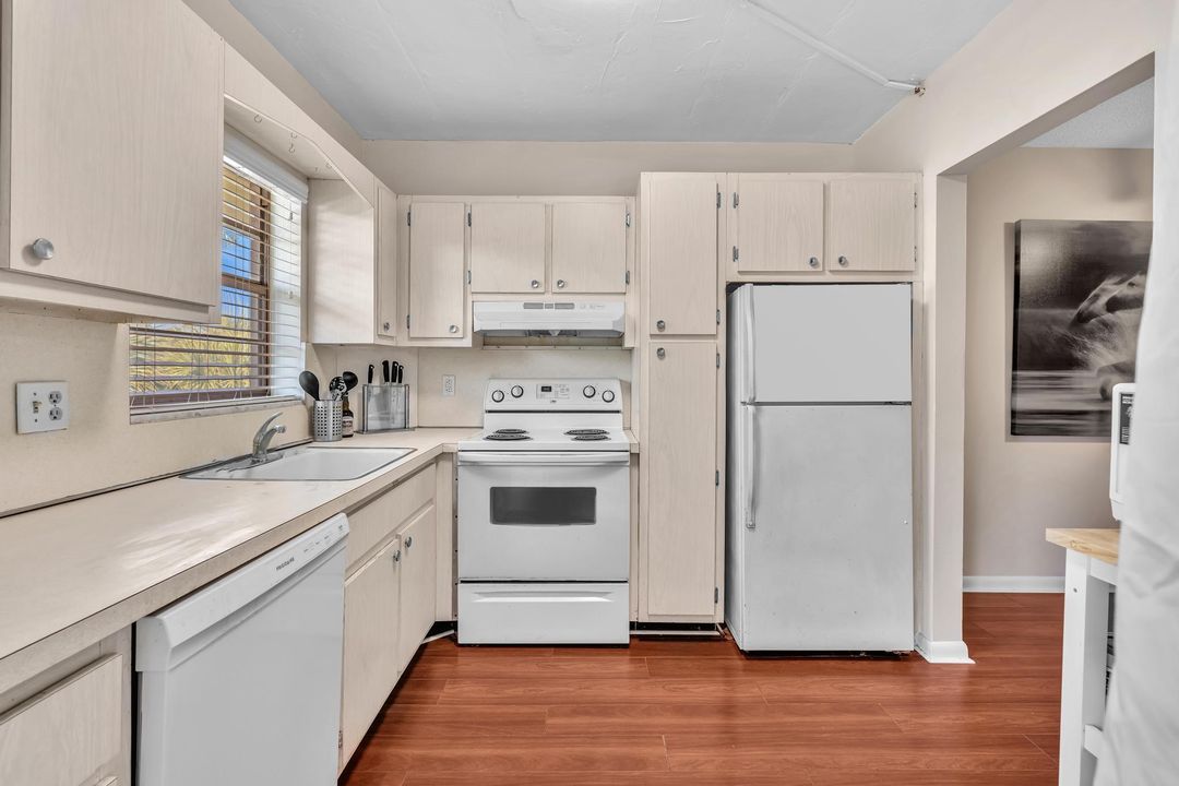 На продажу: $249,900 (2 спален, 1 ванн, 941 Квадратных фут)