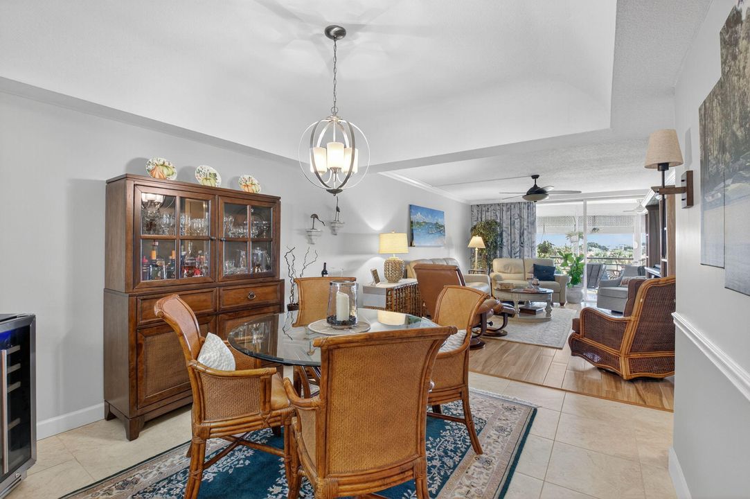 合同活跃: $2,900 (2 贝兹, 2 浴室, 1300 平方英尺)