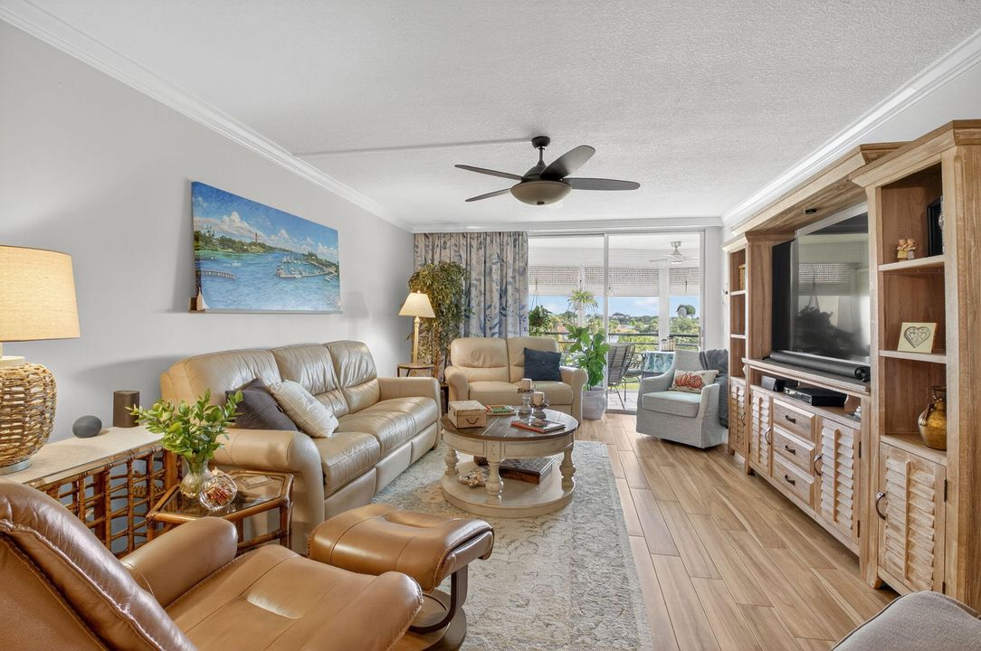 合同活跃: $2,900 (2 贝兹, 2 浴室, 1300 平方英尺)