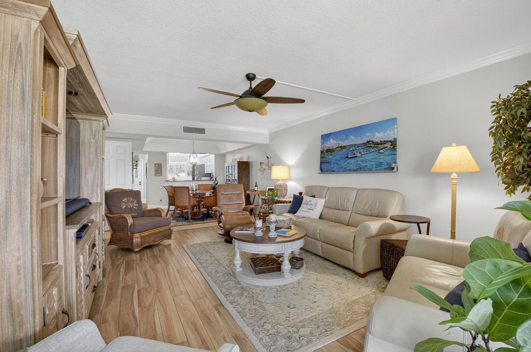 合同活跃: $2,900 (2 贝兹, 2 浴室, 1300 平方英尺)