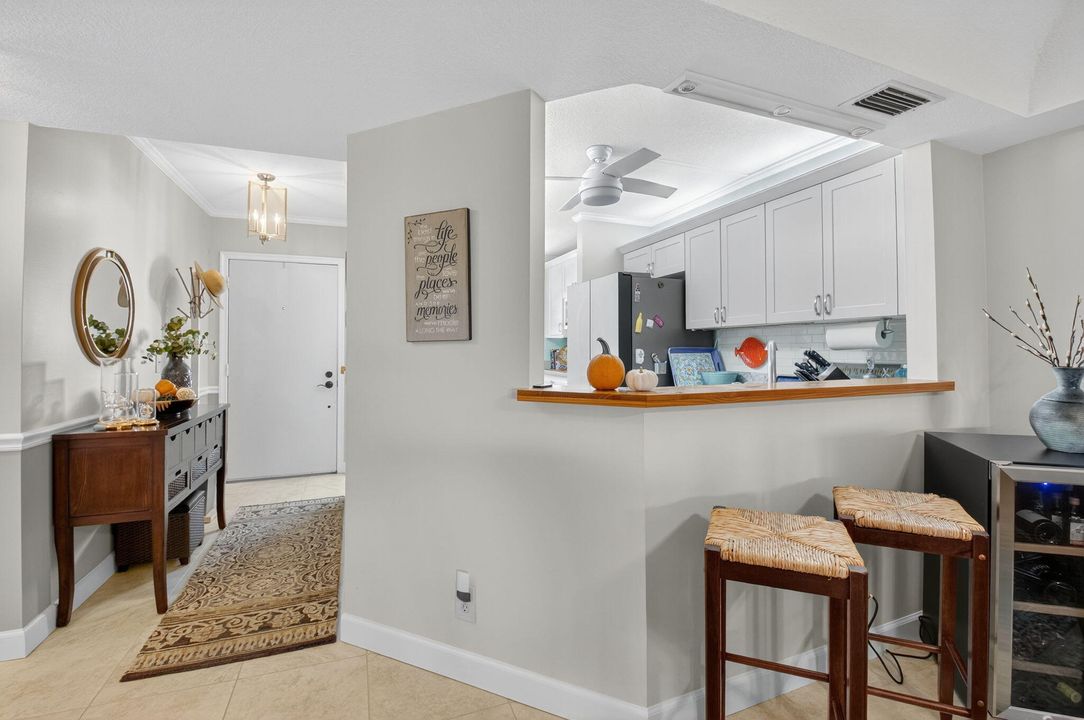 合同活跃: $2,900 (2 贝兹, 2 浴室, 1300 平方英尺)