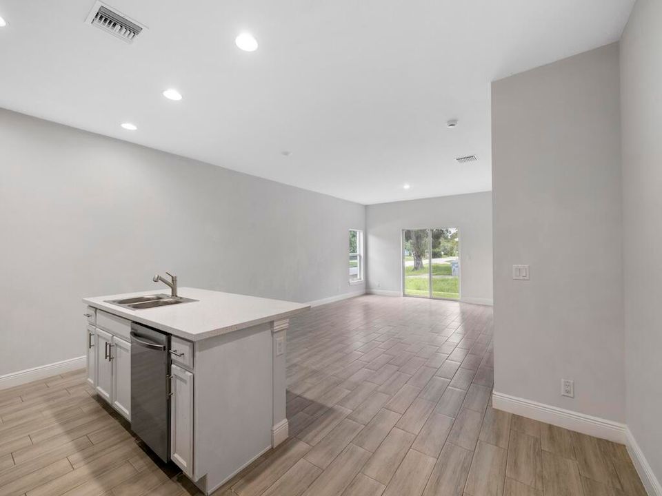 For Sale: $325,000 (3 beds, 2 baths, 1380 Square Feet)