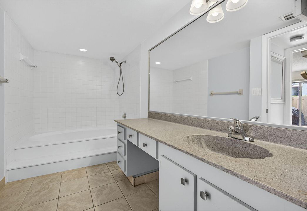 En Venta: $236,500 (2 camas, 2 baños, 770 Pies cuadrados)