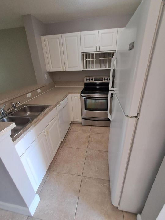 Active With Contract: $2,100 (2 beds, 2 baths, 1296 Square Feet)