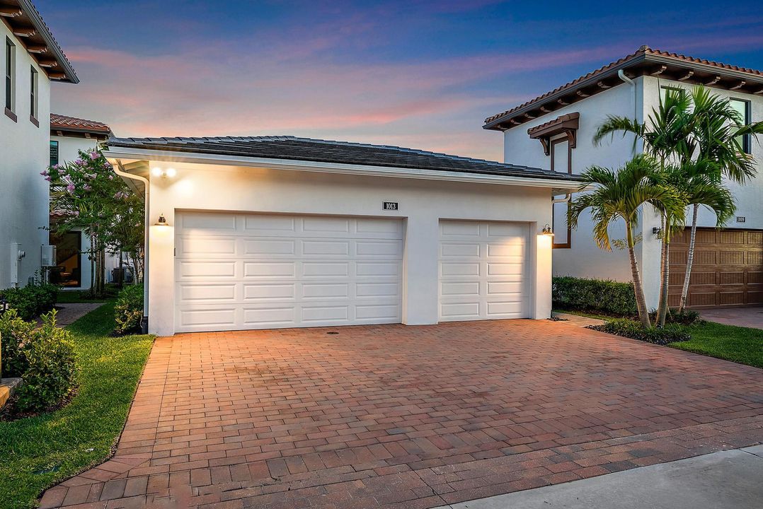 For Sale: $1,499,000 (3 beds, 3 baths, 3002 Square Feet)