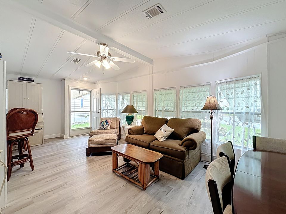 En Venta: $287,500 (2 camas, 2 baños, 1175 Pies cuadrados)