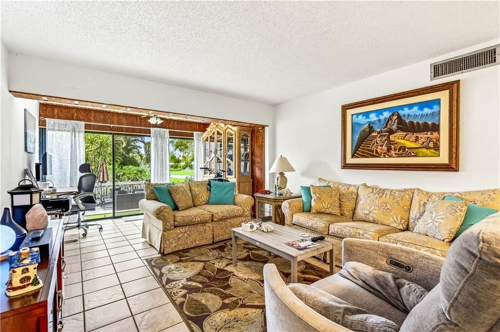 Под контрактом: $275,000 (2 спален, 2 ванн, 1154 Квадратных фут)