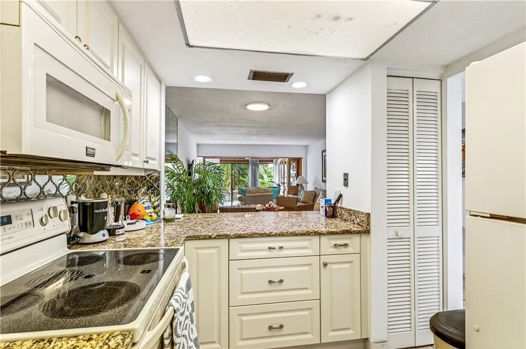 Под контрактом: $275,000 (2 спален, 2 ванн, 1154 Квадратных фут)