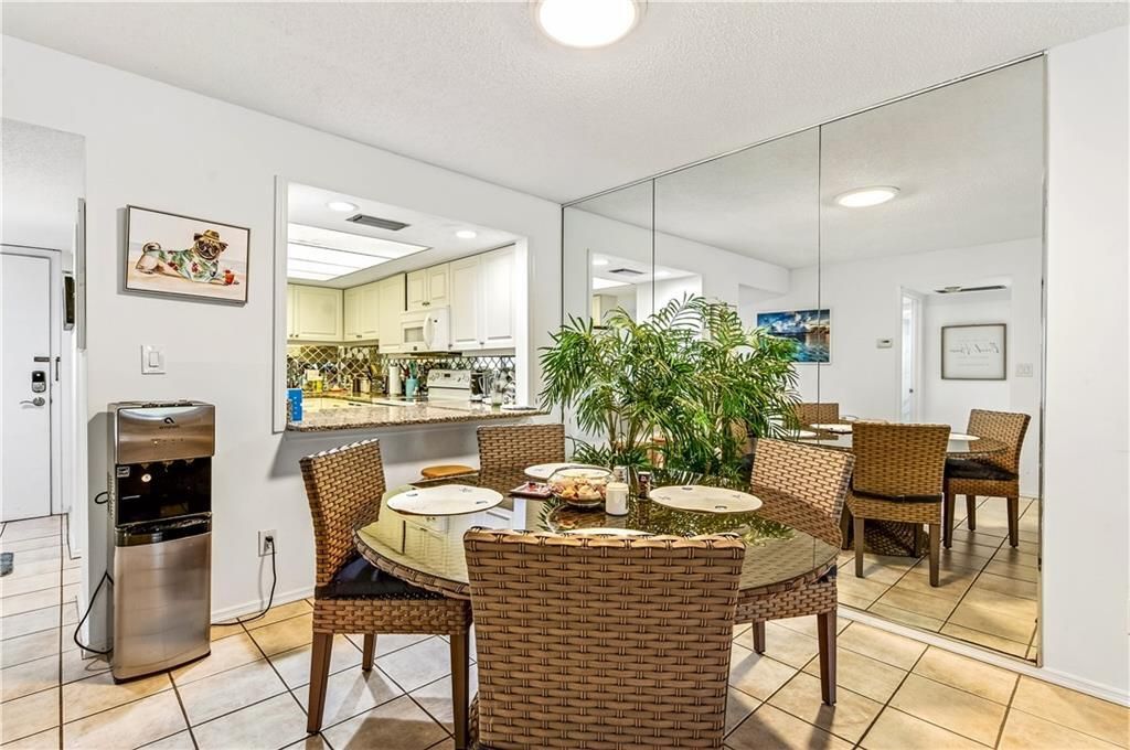 Под контрактом: $275,000 (2 спален, 2 ванн, 1154 Квадратных фут)