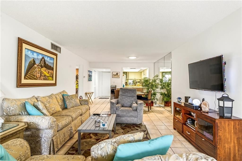 Под контрактом: $275,000 (2 спален, 2 ванн, 1154 Квадратных фут)