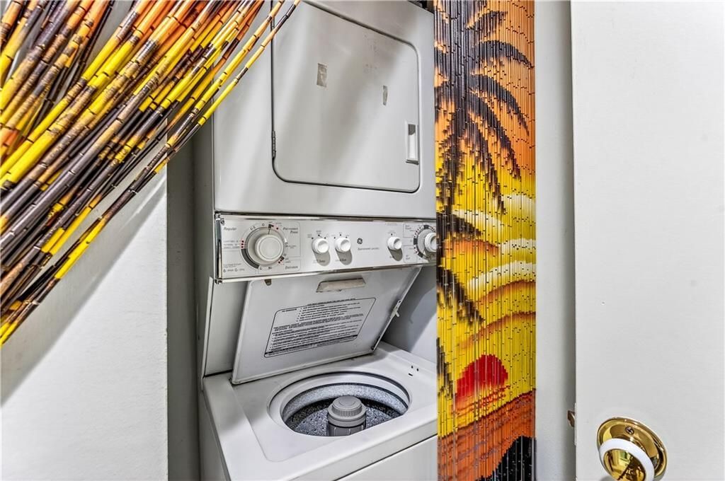 Под контрактом: $275,000 (2 спален, 2 ванн, 1154 Квадратных фут)