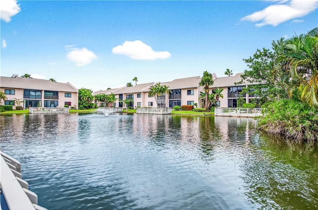 Под контрактом: $275,000 (2 спален, 2 ванн, 1154 Квадратных фут)