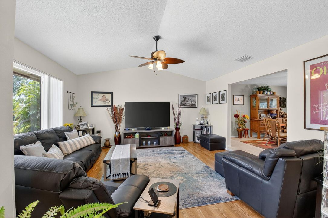 For Sale: $810,000 (3 beds, 2 baths, 1841 Square Feet)