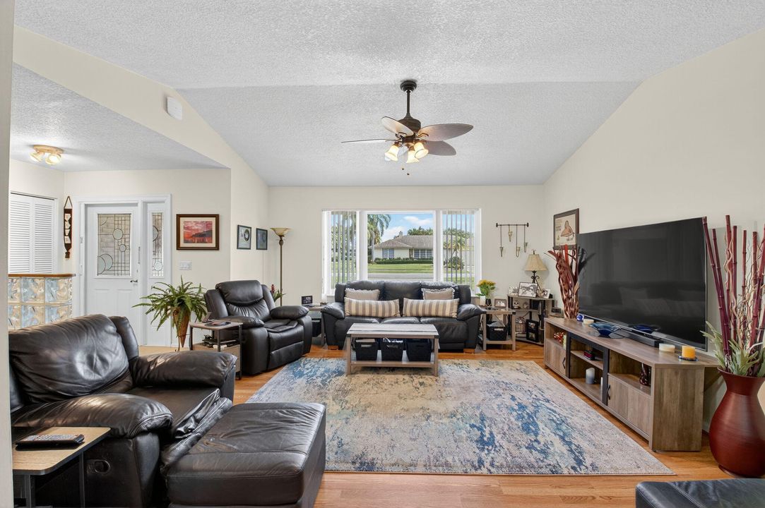 For Sale: $810,000 (3 beds, 2 baths, 1841 Square Feet)