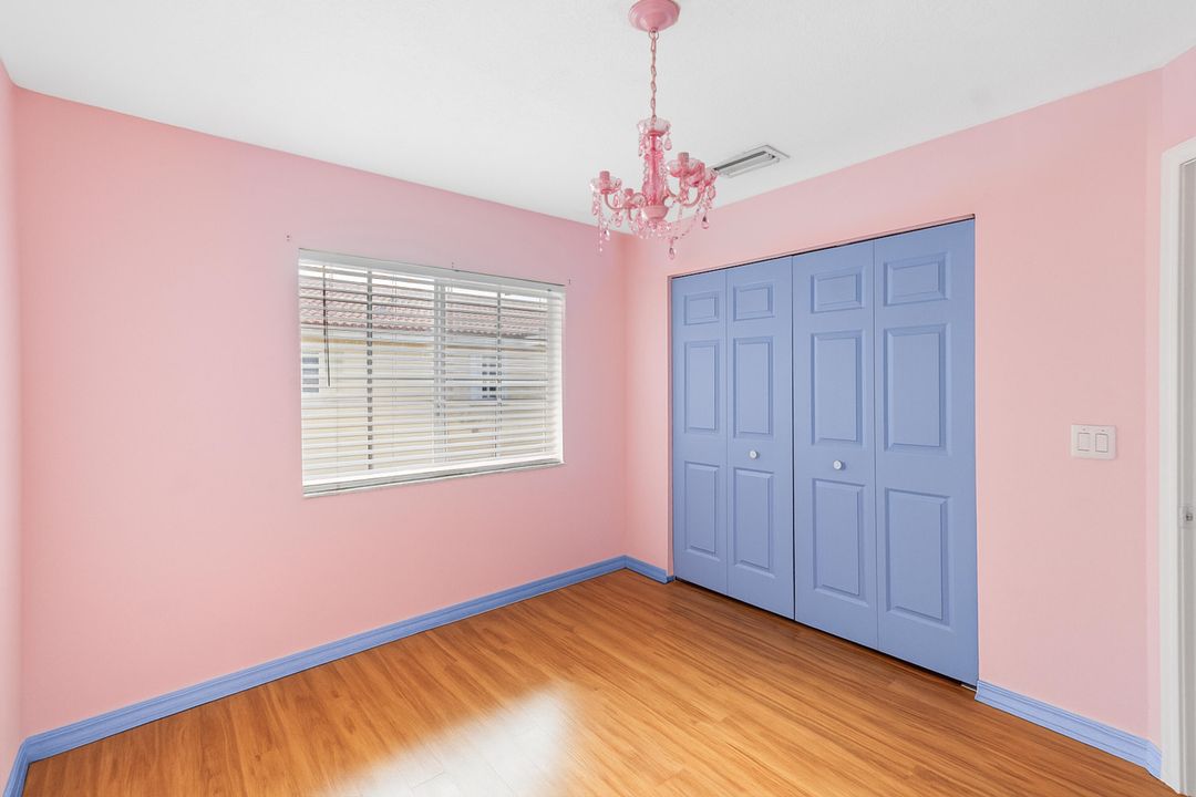 For Sale: $400,000 (3 beds, 2 baths, 1384 Square Feet)