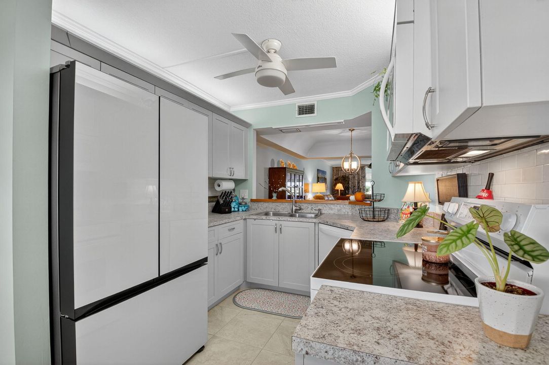 合同活跃: $2,900 (2 贝兹, 2 浴室, 1300 平方英尺)