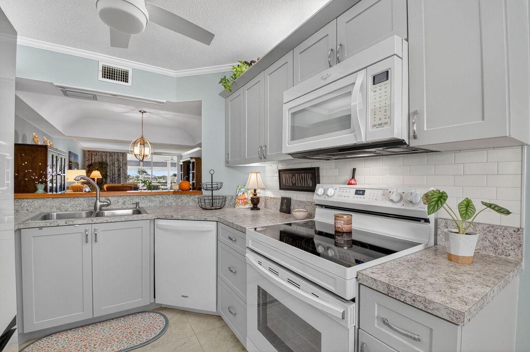 合同活跃: $2,900 (2 贝兹, 2 浴室, 1300 平方英尺)