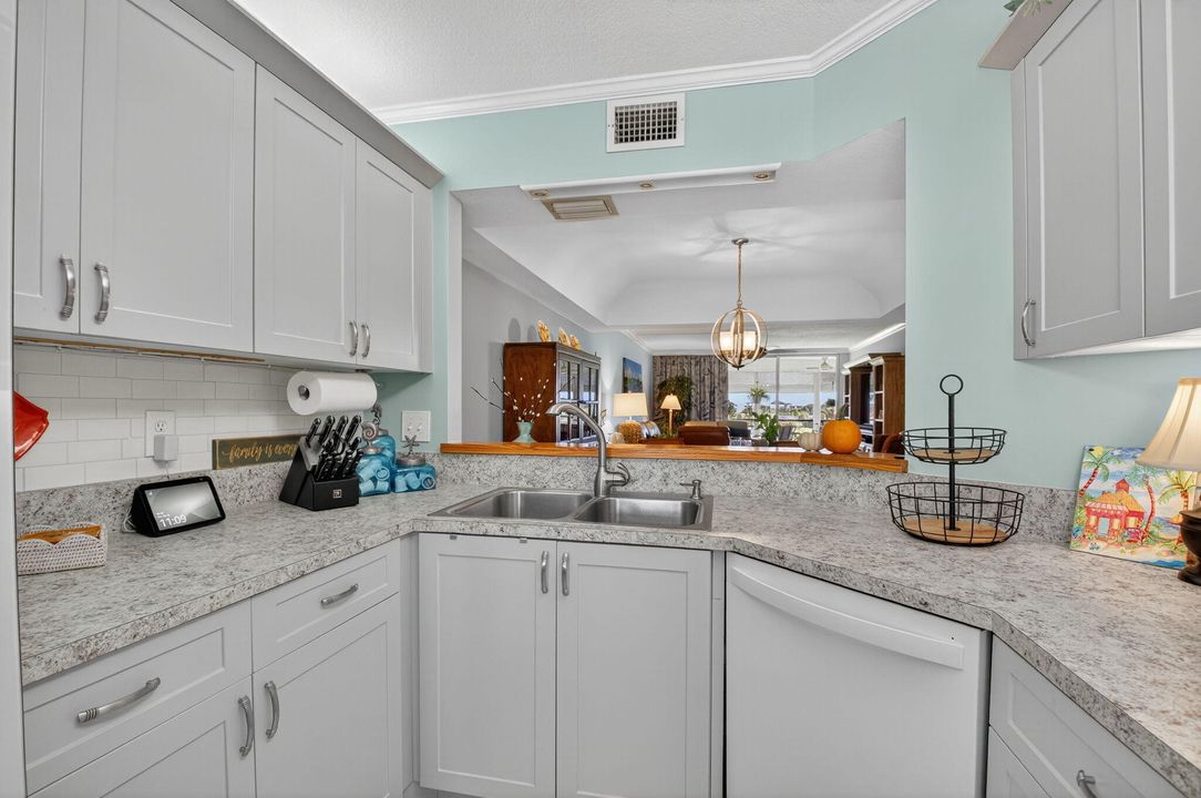 合同活跃: $2,900 (2 贝兹, 2 浴室, 1300 平方英尺)