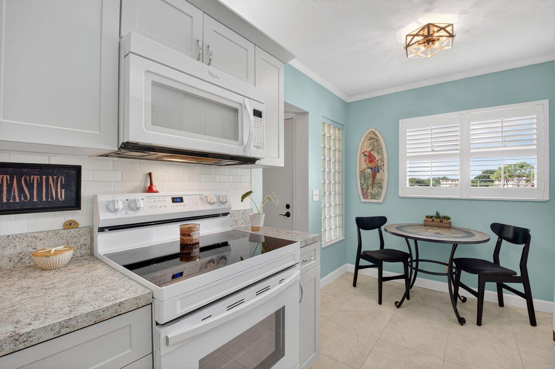 合同活跃: $2,900 (2 贝兹, 2 浴室, 1300 平方英尺)