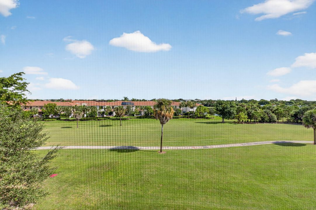 合同活跃: $2,900 (2 贝兹, 2 浴室, 1300 平方英尺)