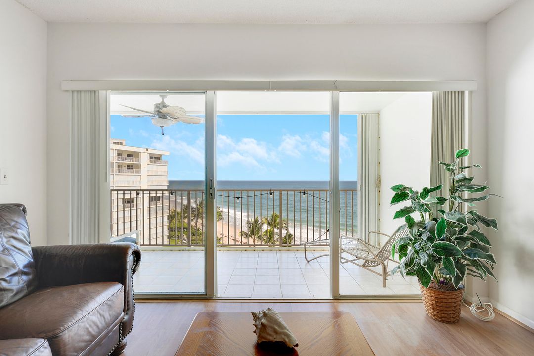 For Sale: $699,000 (2 beds, 2 baths, 988 Square Feet)