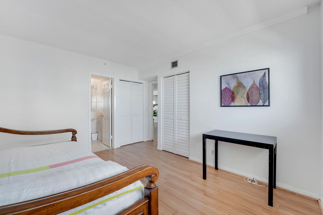 For Sale: $699,000 (2 beds, 2 baths, 988 Square Feet)