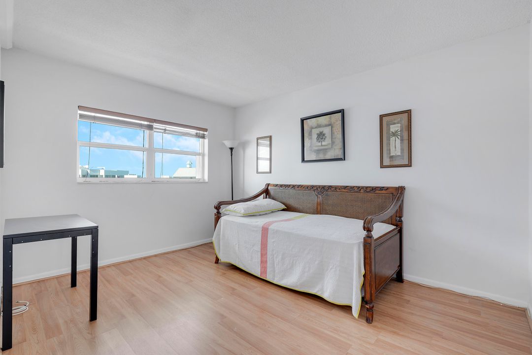 For Sale: $699,000 (2 beds, 2 baths, 988 Square Feet)