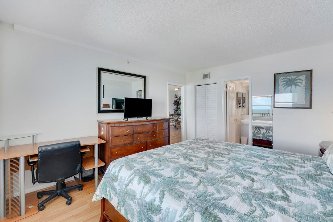 For Sale: $699,000 (2 beds, 2 baths, 988 Square Feet)