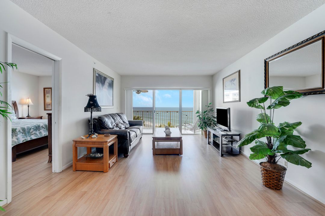 For Sale: $699,000 (2 beds, 2 baths, 988 Square Feet)