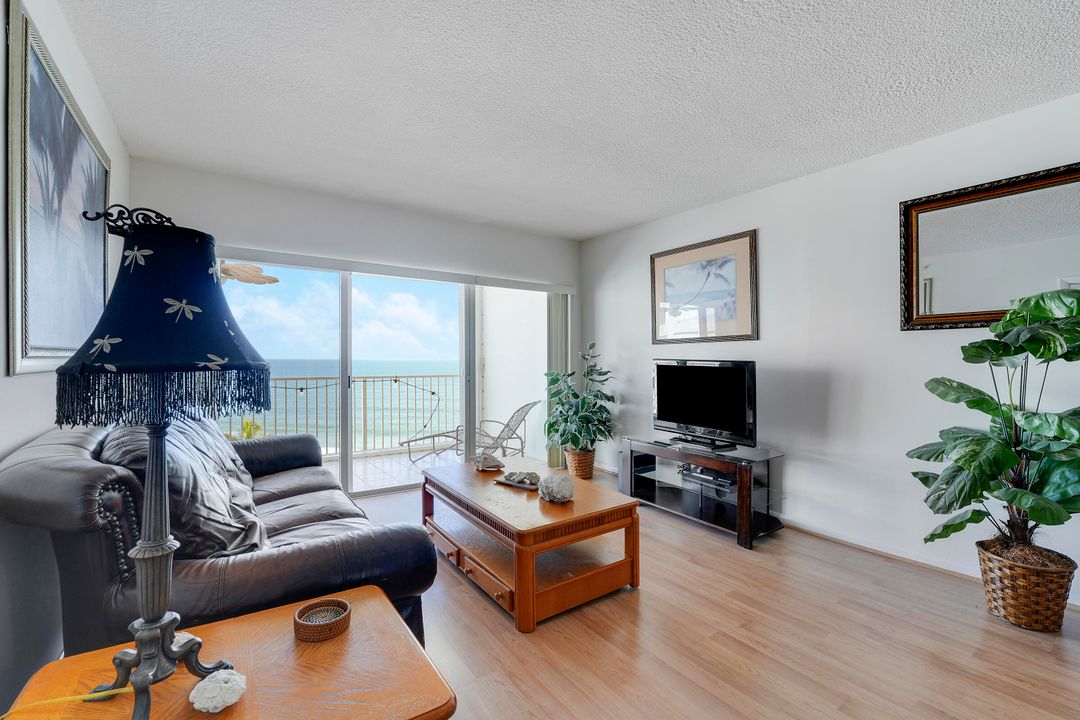 For Sale: $699,000 (2 beds, 2 baths, 988 Square Feet)