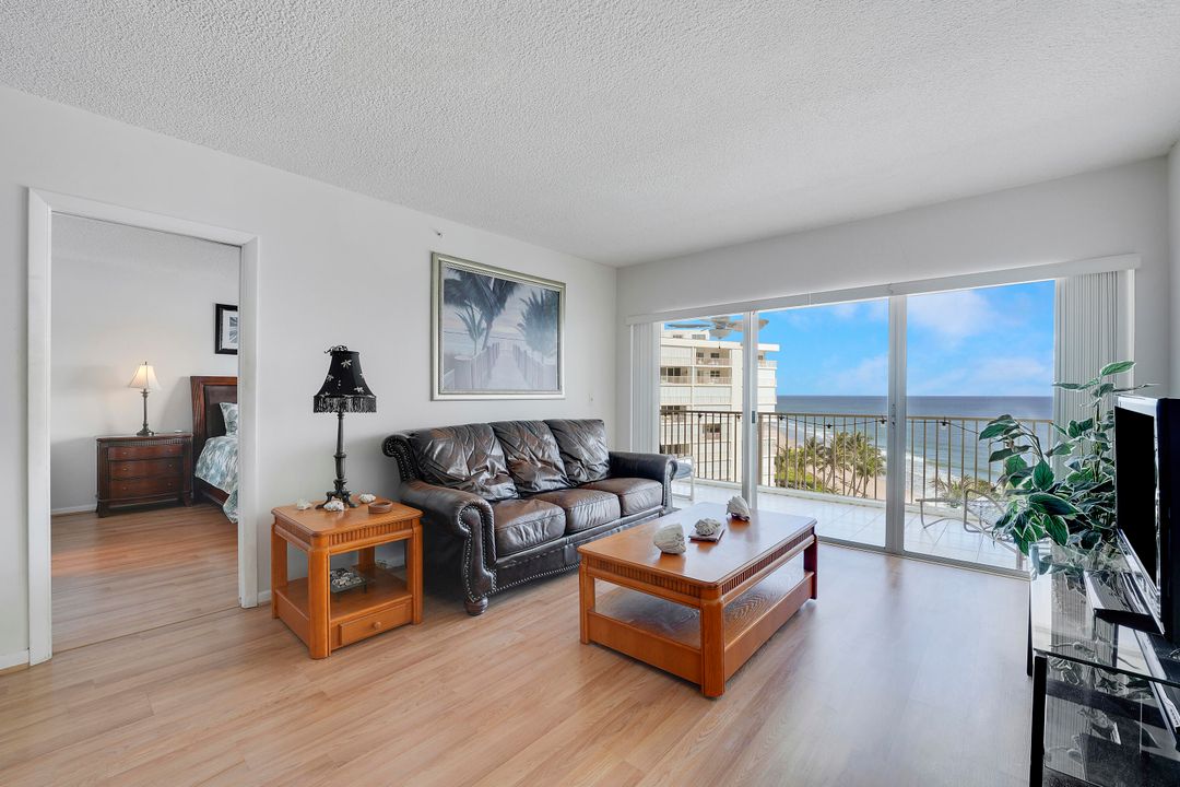 For Sale: $699,000 (2 beds, 2 baths, 988 Square Feet)