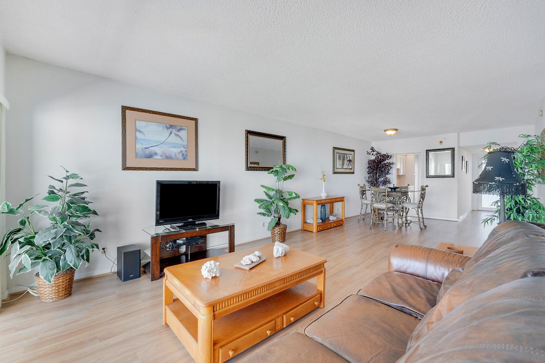 For Sale: $699,000 (2 beds, 2 baths, 988 Square Feet)