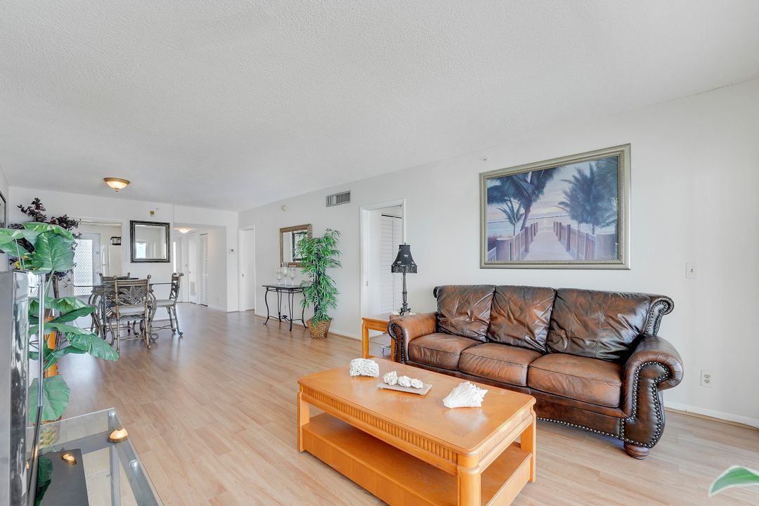 For Sale: $699,000 (2 beds, 2 baths, 988 Square Feet)