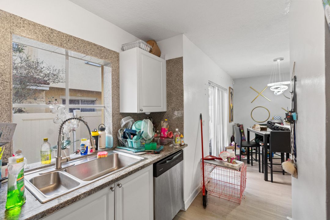 For Sale: $400,000 (3 beds, 2 baths, 1384 Square Feet)