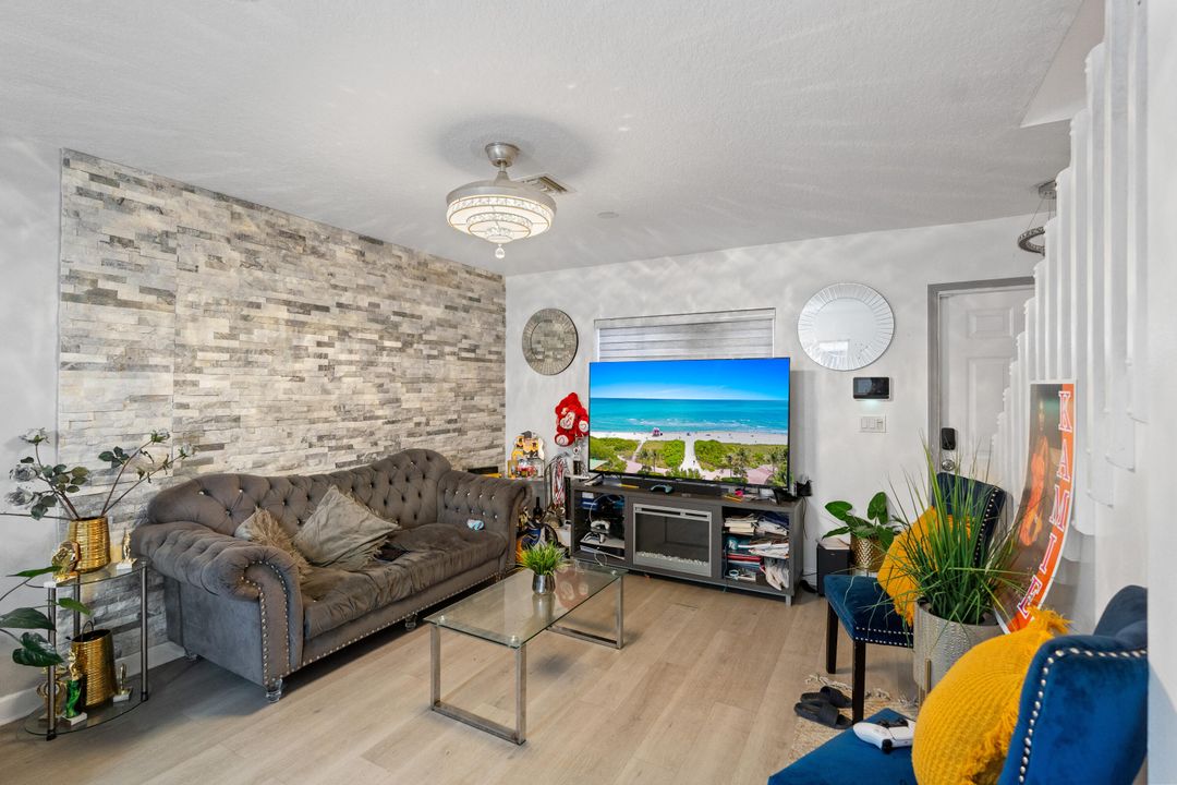 For Sale: $400,000 (3 beds, 2 baths, 1384 Square Feet)