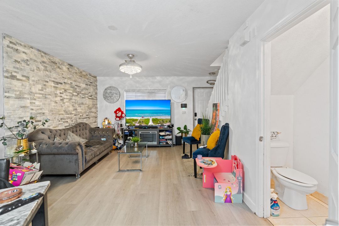 For Sale: $400,000 (3 beds, 2 baths, 1384 Square Feet)