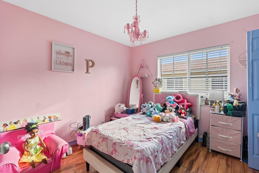 For Sale: $400,000 (3 beds, 2 baths, 1384 Square Feet)