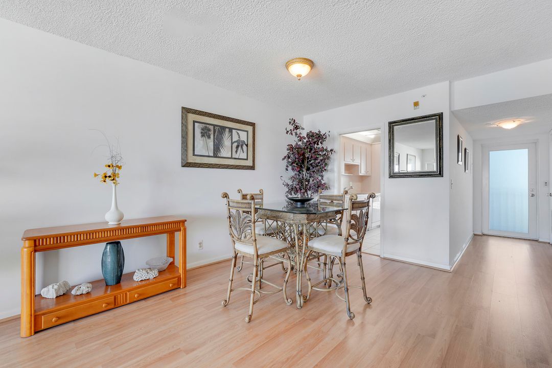 For Sale: $699,000 (2 beds, 2 baths, 988 Square Feet)