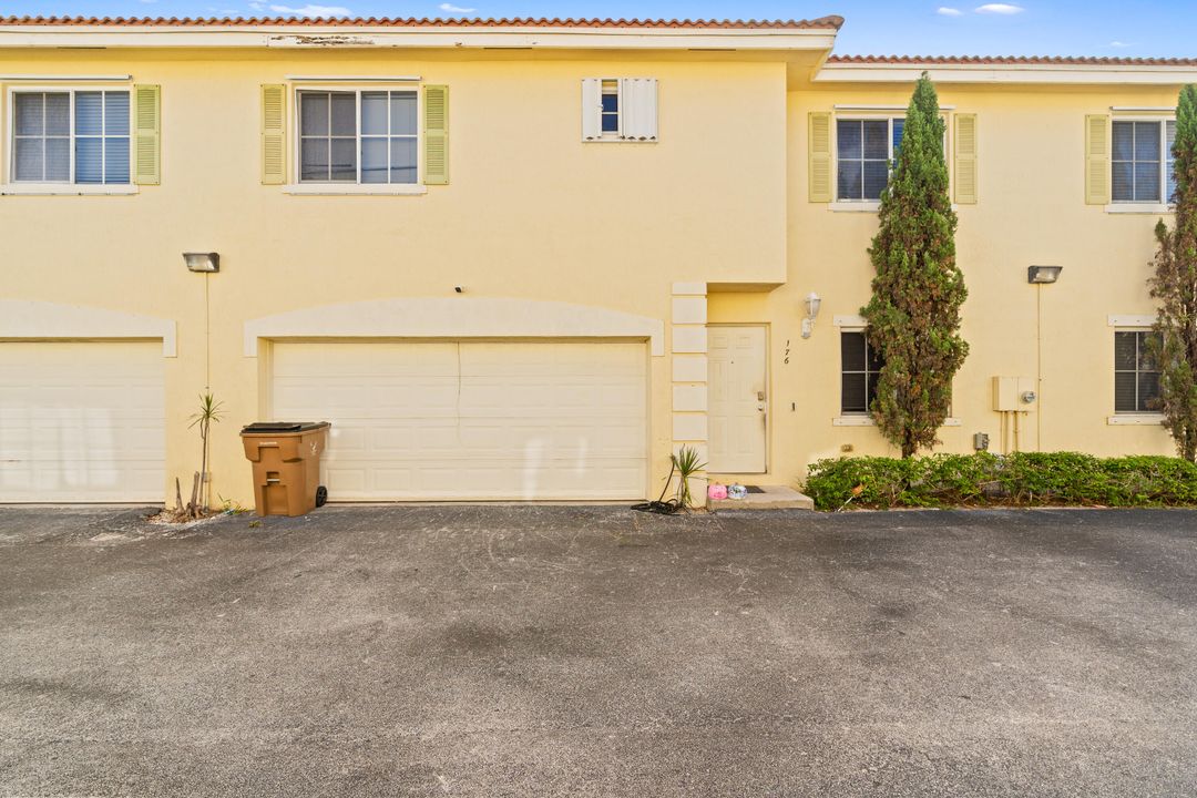 For Sale: $400,000 (3 beds, 2 baths, 1384 Square Feet)