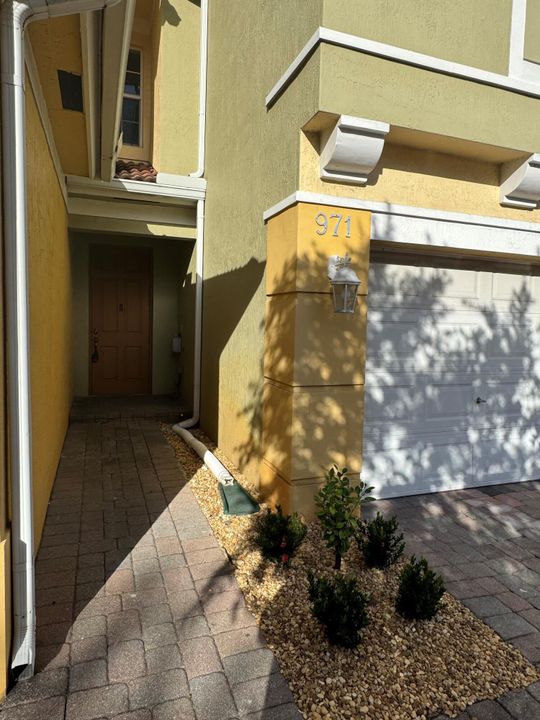 Active With Contract: $2,300 (3 beds, 2 baths, 1338 Square Feet)